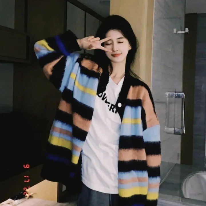 随盲柳入眠的女人